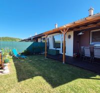 ŠTÝLOVÝ 3-IZBOVÝ BUNGALOV V KÚPEĽNÝCH DUDINCIACH - Rodinný dom na Poľnej ceste v Dudinciach s terasou, ležadlom a vírivkou na záhrade.