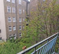 3 izbový byt v Starom Meste - Pohľad zo 3-izbového bytu s balkónom na Grösslingovej ulici v Bratislave - Staré Mesto.
