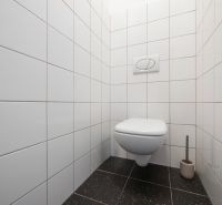 2-izbový byt po rekonštrukcii v Starom Meste na predaj  - Toaleta s bielymi kachličkami a čiernou podlahou v 2-izbovom byte.