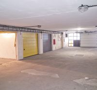 Garáž na ulici Ľ. Fullu - Parkovacie garáže v Bratislave na Majerníkovej ulici s osvetlením a farebnými dverami.
