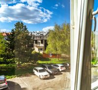 Na predaj 3 izbový tehlový byt v Košiciach pri Auparku, ulica Krivá - Výhľad z okna na parkovisko a zeleň na Krivej ulici, Košice - mestská časť Juh.