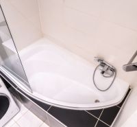 Na predaj 3 izbový tehlový byt v Košiciach pri Auparku, ulica Krivá - Kúpeľňa s vaňou, sprchovou zástenou a práčkou v 3-izbovom byte.