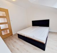 3 IZBOVÝ BYT NA PRENÁJOM PREŠOV, PUSTÁ DOLINA, ŠIDLOVEC - Spálňa s podlahou s dreveným dekorom v 3-izbovom byte, jednoduchá posteľ.