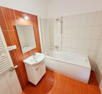 3 IZBOVÝ BYT NA PRENÁJOM PREŠOV, PUSTÁ DOLINA, ŠIDLOVEC - Kúpeľňa v 3-izbovom byte s vaňou a oranžovými dlaždicami.