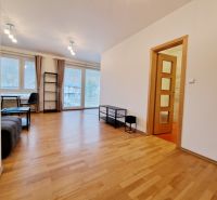 3 IZBOVÝ BYT NA PRENÁJOM PREŠOV, PUSTÁ DOLINA, ŠIDLOVEC - Obývacia izba s podlahou s dreveným dekorom v 3-izbovom byte.