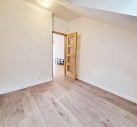 3 IZBOVÝ BYT NA PRENÁJOM PREŠOV, PUSTÁ DOLINA, ŠIDLOVEC - Izba v 3-izbovom byte s podlahou s dreveným dekorom a svetlými stenami.