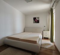 CHORVÁTSKO - RODINNÝ DOM V 1. RADE OD MORA - BIBINJE - Svetlá spálňa v rodinnom dome s posteľou a podlahou s dreveným dekorom.