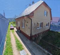 Dobré Reality ponúkajú rodinný dom s veľkou záhradou v obci Svinná  - Rodinný dom v obci Svinná so záhradou a parkovacou plochou na dvore.