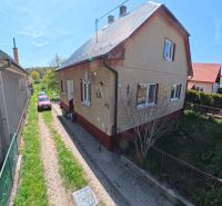 Dobré Reality ponúkajú rodinný dom s veľkou záhradou v obci Svinná  - Rodinný dom v Svinné s automobilom na príjazdovej ceste a udržiavanou záhradou.