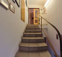 Dobré Reality ponúkajú rodinný dom s veľkou záhradou v obci Svinná  - Schodisko s dreveným zábradlím v rodinnom dome, ozdobené obrázkami.
