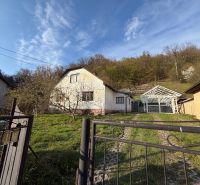 RODINNÝ DOM V PRÍRODE - NA PREDAJ -OBEC ŠTÓS  - Rodinný dom v Štóse s prístreškom na dvore, zelený trávnik, obklopený prírodou.
