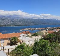 CHORVÁTSKO - Dom s krásnym výhľadom na Velebit a more - VINJERAC - Výhľad na pobrežie a Rodinný dom v meste Vinjerac s horami v pozadí.