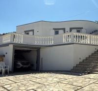 CHORVÁTSKO - Dom s krásnym výhľadom na Velebit a more - VINJERAC - Rodinný dom vo Vinjeraci s bielou fasádou, kamennou dlažbou a zábradlím.