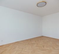 3 IZBOVÝ- NOVOZREKONŠTRUOVANÝ BYT- NA PREDAJ-UL. POKROKU-KE-ZÁPAD - Prázdna miestnosť s bielymi stenami a podlahou s dreveným dekorom v 3-izbovom byte.