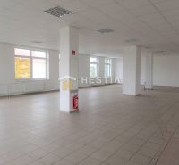 Veľký obchodný priestor na prenájom, centrum - Priestranný interiér s bielymi stenami, oknami a dlaždicovou podlahou. Obchodné priestory.