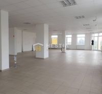 Veľký obchodný priestor na prenájom, centrum - Priestranné obchodné priestory s veľkými oknami a podlahou z dlažby poskytujú svetlé prostredie.