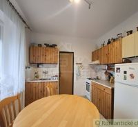 Vymením dom s veľkou záhradou v obci Mýtna za 2 i byt v Lučenci - Kuchyňa v rodinnom dome s drevenými skrinkami, jedálenský stôl, chladnička, stoličky.