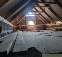 SOBOTIŠTE – VIDIECKY DOM PO ZÁSADNEJ REKONŠTRUKCII ( PRIPRAVENÝ NA DOK - Podkrovie s odhalenými trámami a podlahou s dreveným dekorom v rodinnom dome.