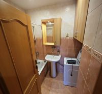 Rezervované: 3 izbový TEHLOVÝ byt 83m2 s loggiou - Uľanka  - Kúpeľňa v 3-izbovom byte s vaňou, umývadlom a práčkou.
