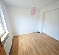 Rezervované: 3 izbový TEHLOVÝ byt 83m2 s loggiou - Uľanka  - Izba v 3-izbovom byte so stenou a podlahou s dreveným dekorom.