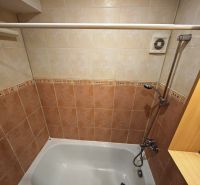 Rezervované: 3 izbový TEHLOVÝ byt 83m2 s loggiou - Uľanka  - Kúpeľňa s vaňou a obkladmi v 3-izbovom byte, decentný priestor na relaxáciu.