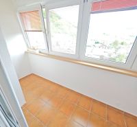 Rezervované: 3 izbový TEHLOVÝ byt 83m2 s loggiou - Uľanka  - Svetlá lodžia so sklom a terakotovou dlažbou v 3-izbovom byte.