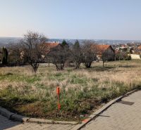 Lukratívny stavebný pozemok 936 m2 pod Zoborom, Višňová ulica - Stavebné pozemky na Višňovej ulici v Nitre, obklopené rodinnými domami a prírodou.