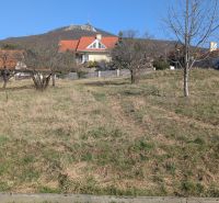 Lukratívny stavebný pozemok 936 m2 pod Zoborom, Višňová ulica - Pozemok na Višňovej ulici v Nitre s výhľadom na kopce, ideálny pre bývanie.