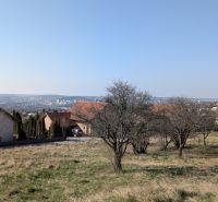 Lukratívny stavebný pozemok 936 m2 pod Zoborom, Višňová ulica - Pozemky - bývanie na Višňovej ulici v Nitre s výhľadom na mesto a domami.