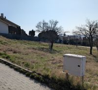 Lukratívny stavebný pozemok 936 m2 pod Zoborom, Višňová ulica - Pozemky - bývanie na Višňovej ulici v Nitre, mierne svahovitý terén s domami v pozadí.