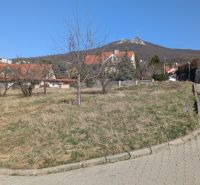 Lukratívny stavebný pozemok 936 m2 pod Zoborom, Višňová ulica - Pozemky - bývanie na Višňovej ulici v Nitre, s výhľadom na vrch s vysielačom.