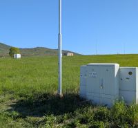 Stavebný pozemok 601 m2 v Štitároch - Zeleň na pozemku pre bývanie v Štitároch, s technickými skrinkami a horskou panorámou.