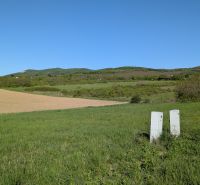 Stavebný pozemok 601 m2 v Štitároch - Krajina v Štitároch s pohľadom na zelené Pozemky - bývanie, vedľa úrodného poľa.