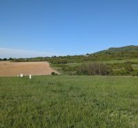 Stavebný pozemok 601 m2 v Štitároch - Trávnaté pozemky - bývanie v Štitároch, s výhľadom na kopce a pole.