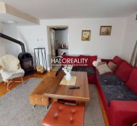 Predaj, rodinný dom Vitanová - EXKLUZÍVNE HALO REALITY - Obývačka v rodinnom dome s krbom, pohodlnou pohovkou a dreveným stolom.