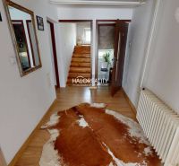 Predaj, rodinný dom Vitanová - EXKLUZÍVNE HALO REALITY - Interiér rodinného domu s podlahou s dreveným dekorom a schodiskom so zábradlím.