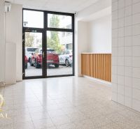 *Prenájom obchodného priestoru s výkladom, 26,3 m² – Račianske mýto* - Svetlá miestnosť s veľkými oknami a dlažbou, ideálna pre obchodné priestory.