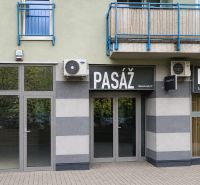 *Prenájom obchodného priestoru s výkladom, 26,3 m² – Račianske mýto* - Obchodné priestory na Račianskom mýte v Bratislave - Novom Meste s nápismi 