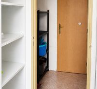 *Prenájom obchodného priestoru s výkladom, 26,3 m² – Račianske mýto* - V obchodných priestoroch sú biele poličky, dvere a regál na čistenie.