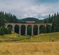 Príjemný rekreačný apartmán priamo pod zjazdovkou v Telgárte - V Telgárte vedie vlak po kamennom viadukte, obklopený lesmi a lúkami.