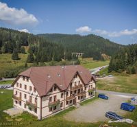 Príjemný rekreačný apartmán priamo pod zjazdovkou v Telgárte - Lesná kaviareň v Telgárte, prestavaná z vlakového vagóna s výhľadom na les.