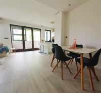 Kováčska ul. - predaj 3 izbového bytu - Jasný interiér 3-izbového bytu s bielymi stenami a podlahou s dreveným dekorom.