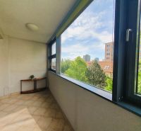 Kováčska ul. - predaj 3 izbového bytu - Zasklená lodžia v 3-izbovom byte s výhľadom na zeleň a mestskú panorámu.