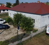 NA PREDAJ 3-IZBOVÝ RD (ČASŤ DVOJDOMU), ZEMIANSKA OLČA - Rodinný dom v Zemianskej Olči s červenou strechou a zaparkovanými autami na príjazdovej ceste.