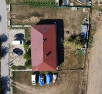 NA PREDAJ 3-IZBOVÝ RD (ČASŤ DVOJDOMU), ZEMIANSKA OLČA - Letecký pohľad na rodinný dom v Zemianskej Olči s prístreškom a parkoviskom.