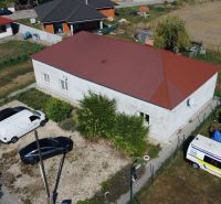 NA PREDAJ 3-IZBOVÝ RD (ČASŤ DVOJDOMU), ZEMIANSKA OLČA - Rodinný dom v Zemianskej Olči s áutami zaparkovanými na štrkovom pozemku a zahaleným vybavením.
