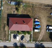 NA PREDAJ 3-IZBOVÝ RD (ČASŤ DVOJDOMU), ZEMIANSKA OLČA - Letecký pohľad na rodinný dom v Zemianskej Olči s priestranným dvorom a zaparkovanými autami.
