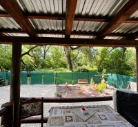 Celoročne obývateľná chata v Gabčíkove na 150 m² pozemku pri Dunaji - Pohľad z terasy na záhradu chaty v Gabčíkove s prírodným okolím.