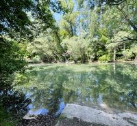 Celoročne obývateľná chata v Gabčíkove na 150 m² pozemku pri Dunaji - Rieka obklopená zeleňou pri Gabčíkove, ideálne miesto pre oddych blízko chaty.