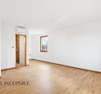 NA PREDAJ 4-IZBOVÉ RD – REZIDENČNÝ PROJEKT, GABČÍKOVO - Svetlá izba v rodinnom dome s podlahou s dreveným dekorom a oknom.